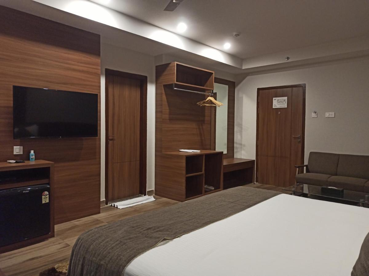 Hotel Tree Fern Dibrugarh Extérieur photo